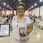 Maestra yucateca recibe reconocimiento en Palacio Nacional.