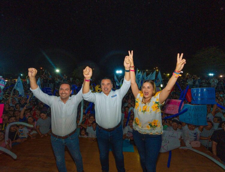 Cecilia,  Renán  y Mauricio celebran en grande, unidos, a las mamás de Mérida 