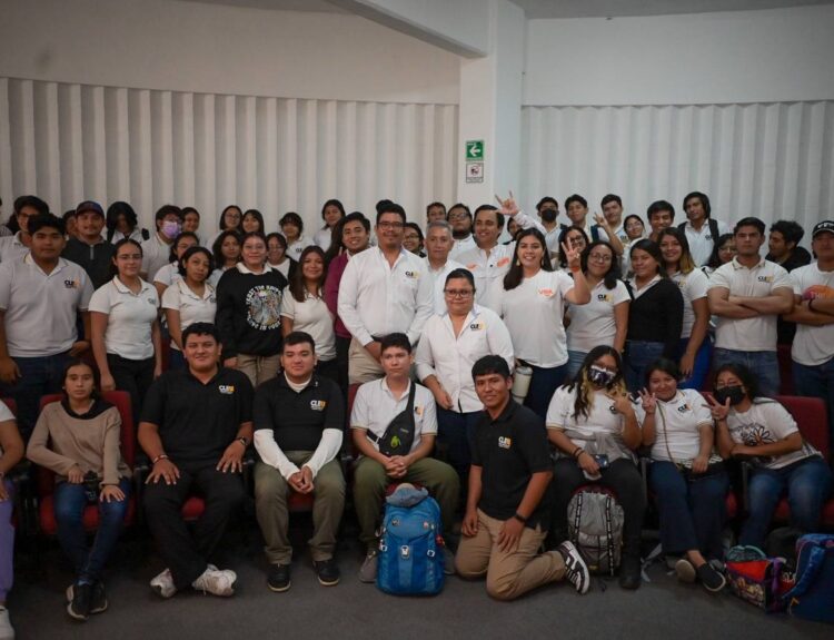 Vida Gómez Herrera propone un programa de becas para apoyar a los egresados en la búsqueda de empleo.
