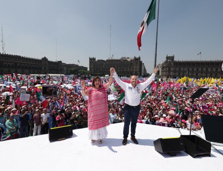 Marea Rosa desborda el Zócalo al grito de Xóchitl Gálvez Presidenta