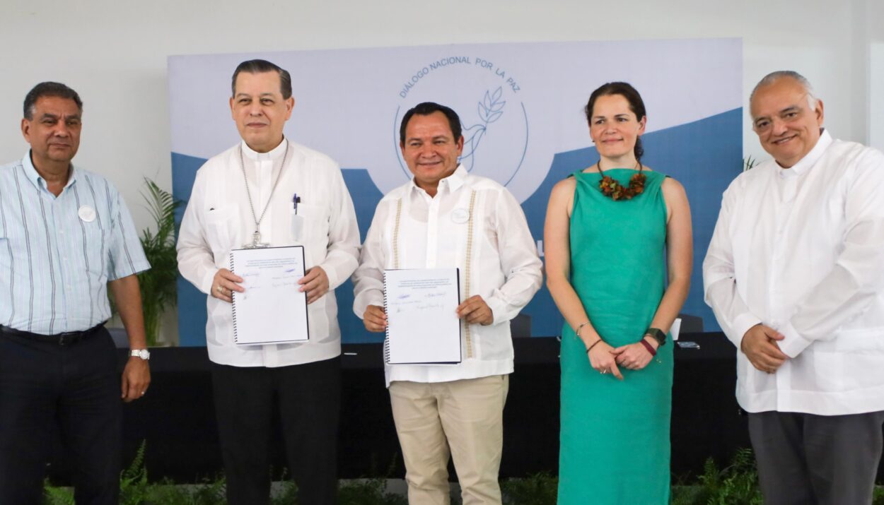 HUACHO FIRMA COMPROMISO POR LA PAZ Y REFRENDA TRABAJAR POR EL BIENESTAR DE LAS FAMILIAS DE YUCATÁN