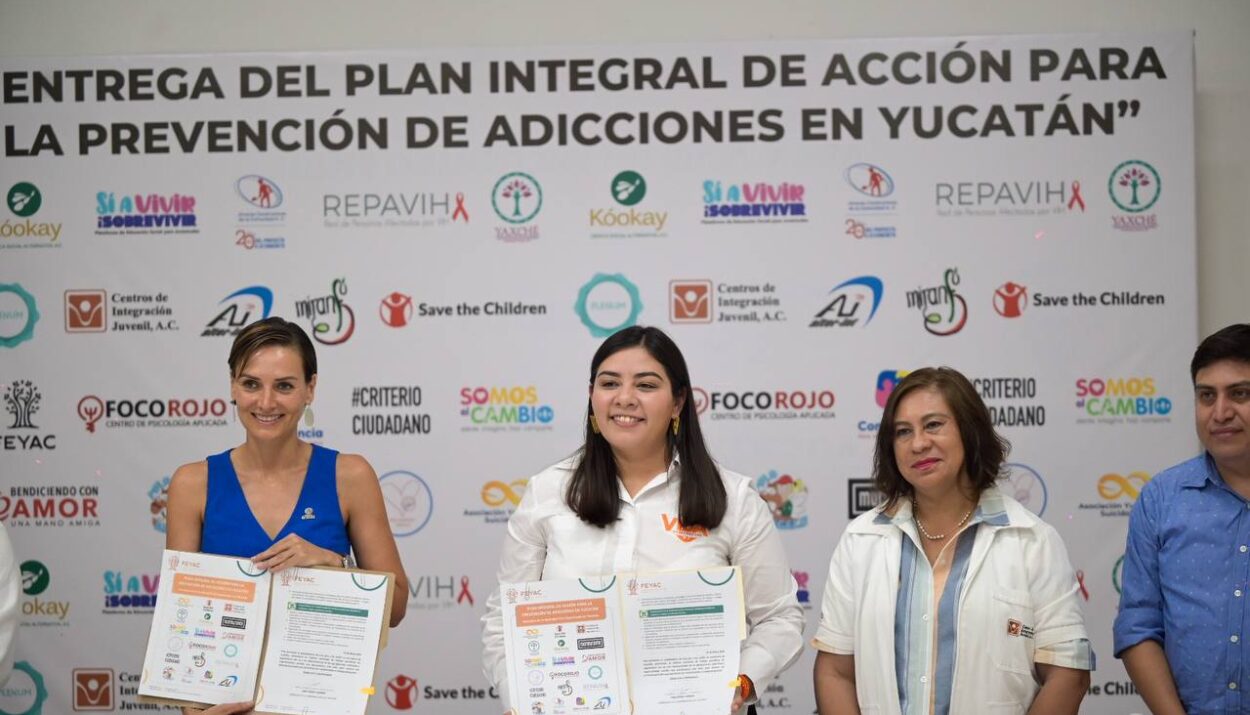 Vida Gómez Herrera firma compromisos para atender a grupos vulnerables de la sociedad.