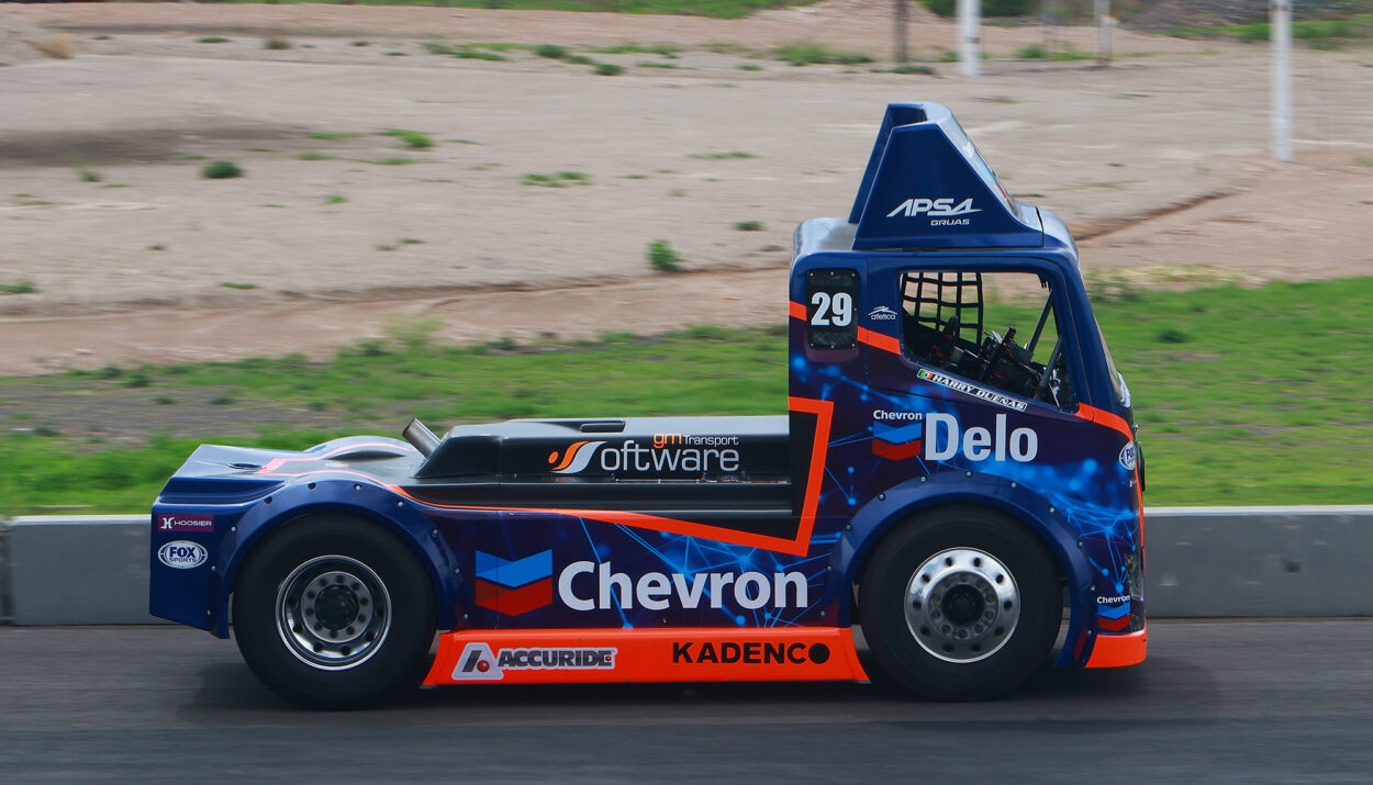 “Harry” Dueñas y el Chevron Delo Racing Team, triunfaron en los Tractocamiones en Querétaro