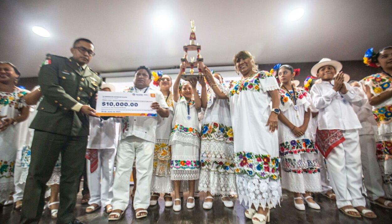 Le cantan a la Patria en lengua maya.