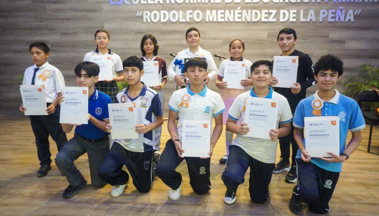 Reconocen a estudiantes destacados de nivel secundaria