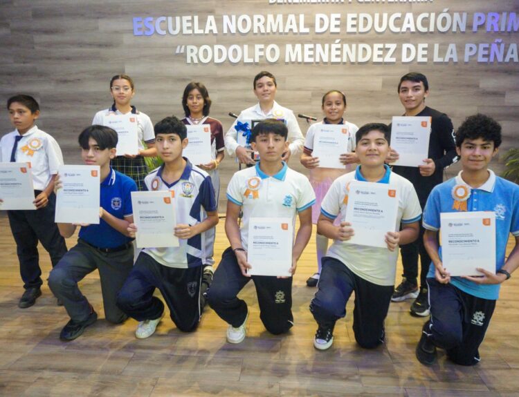 Reconocen a estudiantes destacados de nivel secundaria