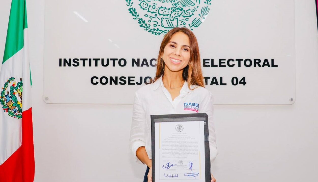 Isabel Rodríguez recibe constancia como diputada electa por el 4to Distrito Federal