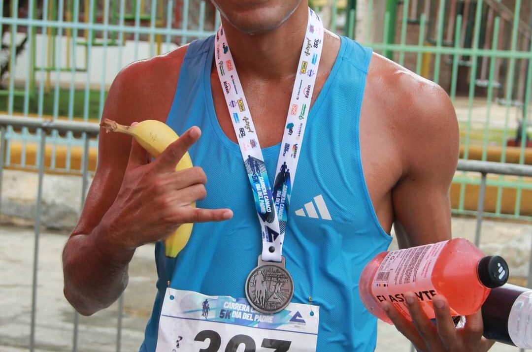 JOURDAIN MENDIETA GANA LA CARRERA CANACO DEL DIA DEL PADRE