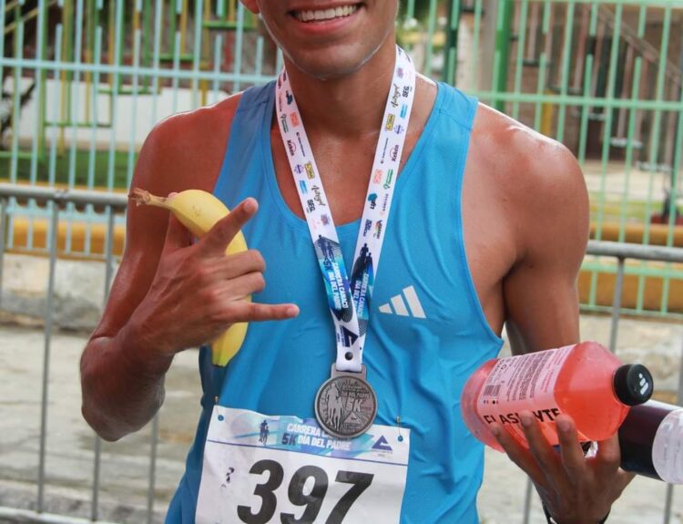 JOURDAIN MENDIETA GANA LA CARRERA CANACO DEL DIA DEL PADRE