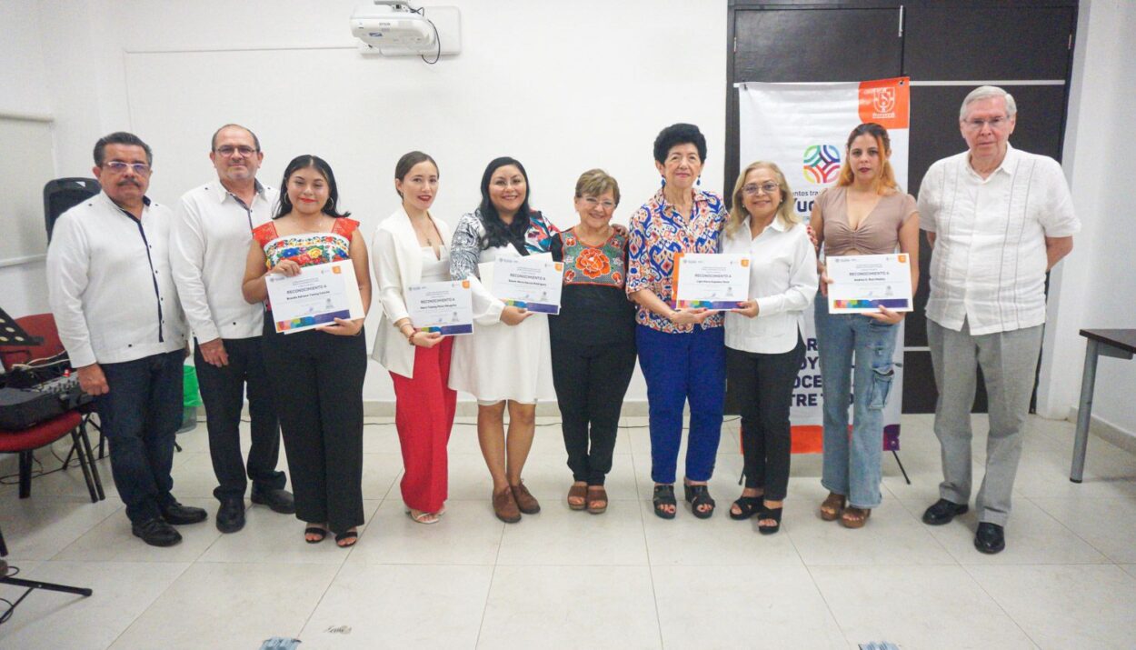 Docentes rinden homenaje a Ligia Espadas Sosa en el Primer Concurso de Poesía .