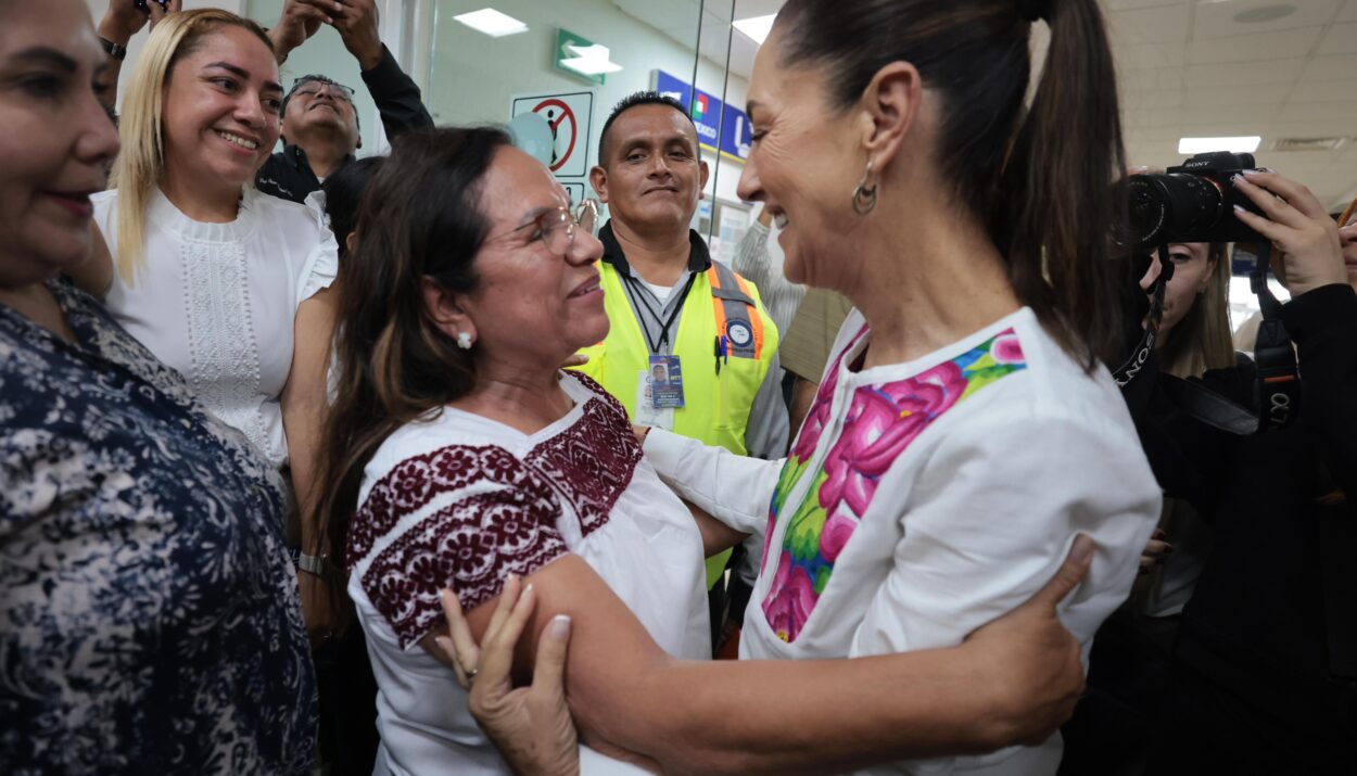 ”EL SURESTE LA RECIBE”: CON MÚSICA, PORRAS Y CON MUCHO ENTUSIASMO RECIBEN A CLAUDIA SHEINBAUM EN VERACRUZ