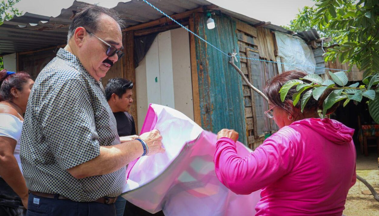 Inicia Ramírez Marín visita de agradecimiento y dona lonas electorales a familias pobres