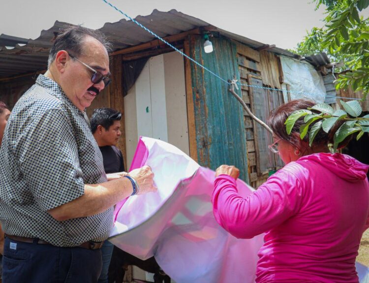 Inicia Ramírez Marín visita de agradecimiento y dona lonas electorales a familias pobres