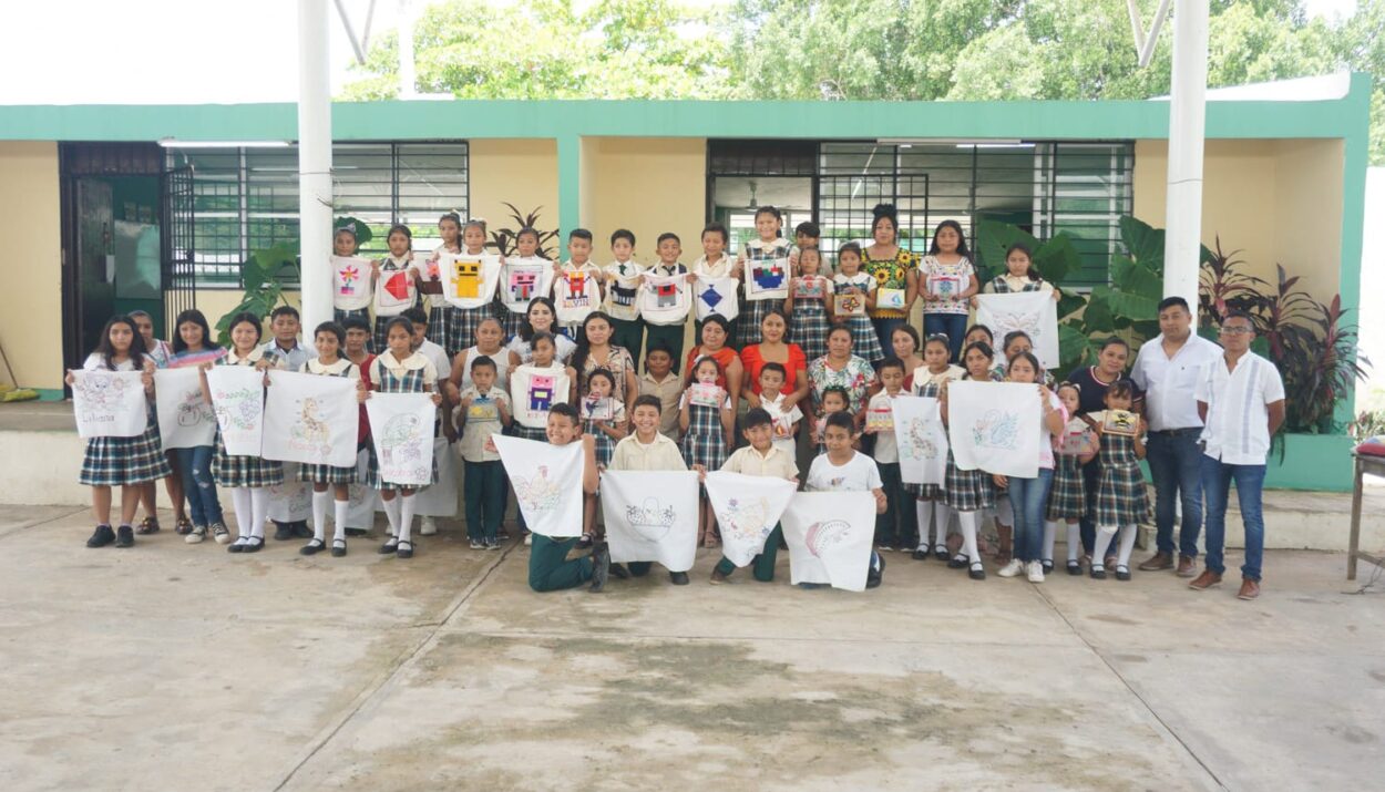 Preservan bordado de hilo contado en la escuela primaria de Sotuta