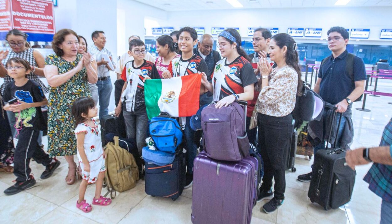 Estudiantes yucatecos inician su travesía a la India