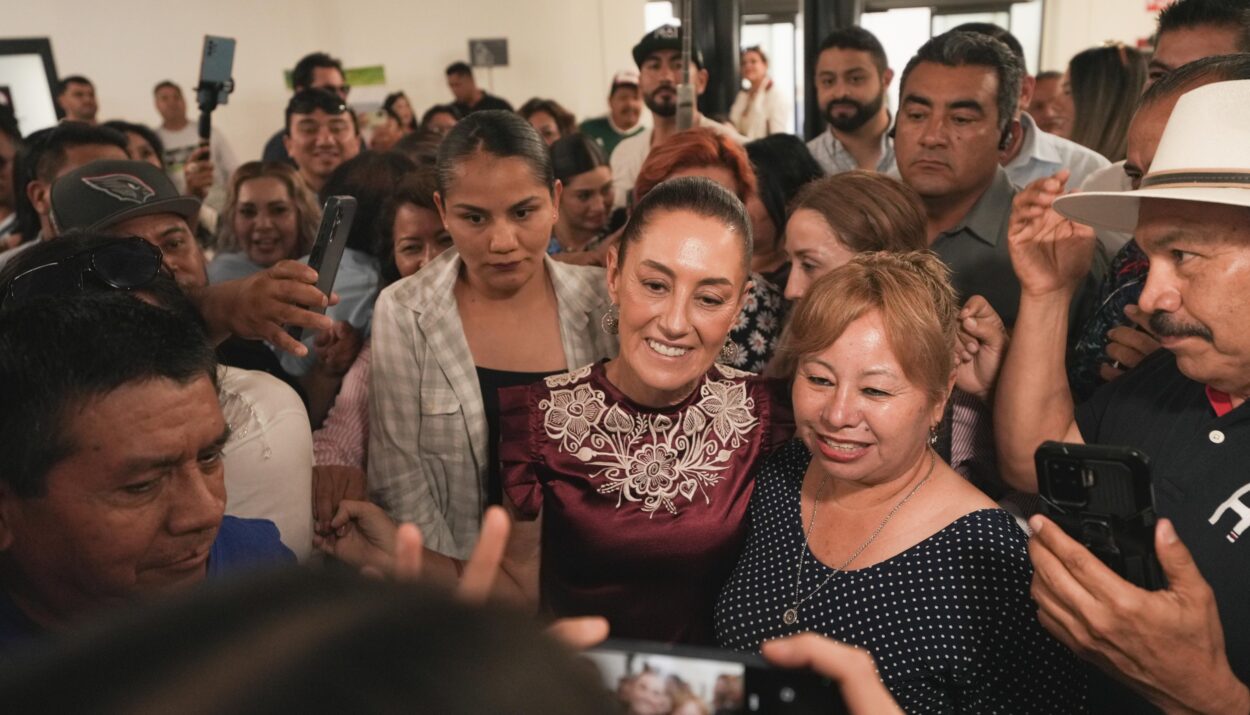 AL RITMO TRADICIONAL DEL MARIACHI ARROPAN A CLAUDIA SHEINBAUM A SU LLEGADA A MEXICALI, BAJA CALIFORNIA