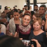 AL RITMO TRADICIONAL DEL MARIACHI ARROPAN A CLAUDIA SHEINBAUM A SU LLEGADA A MEXICALI, BAJA CALIFORNIA