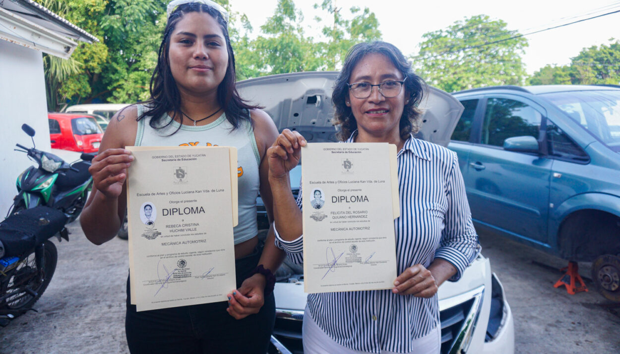 Concluyen dos mujeres el Taller de Mecánica Automotriz