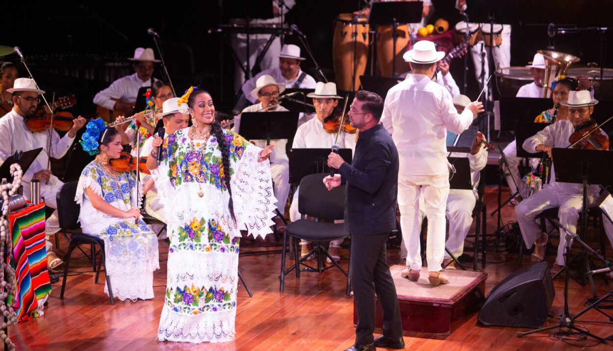 Lila Downs y la Orquesta Típica Yukalpetén: Una Noche de Magia en el Gran Festival del Palacio de la Música