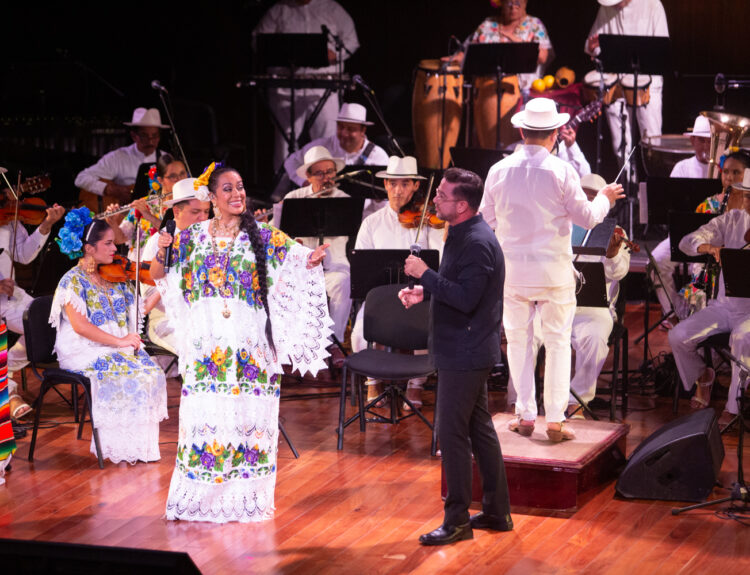 Lila Downs y la Orquesta Típica Yukalpetén: Una Noche de Magia en el Gran Festival del Palacio de la Música