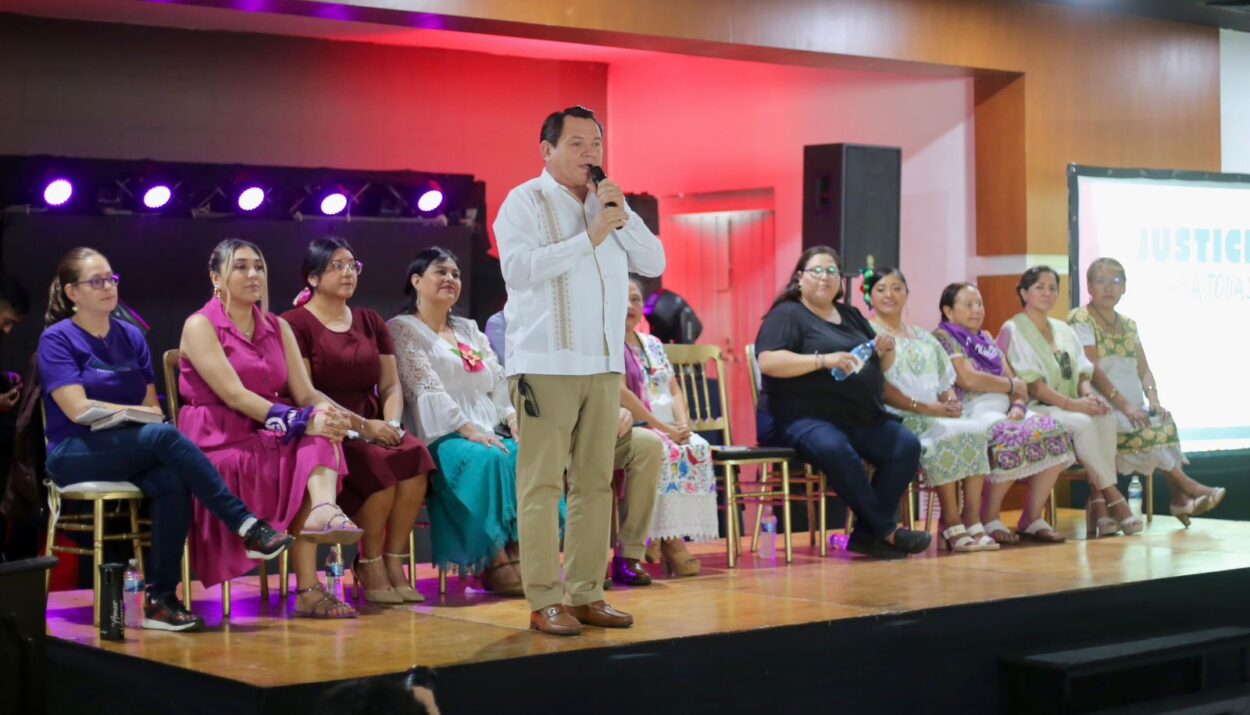 Agradece Huacho Díaz Mena el trabajo y compromiso de las mujeres Yucatecas