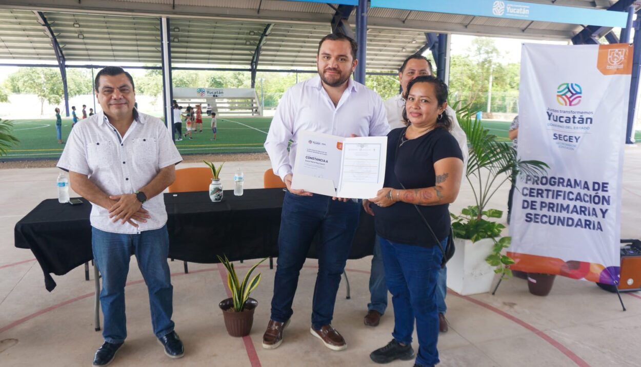 Jóvenes y adultos del sur de Mérida reciben sus certificados de Primaria y Secundaria