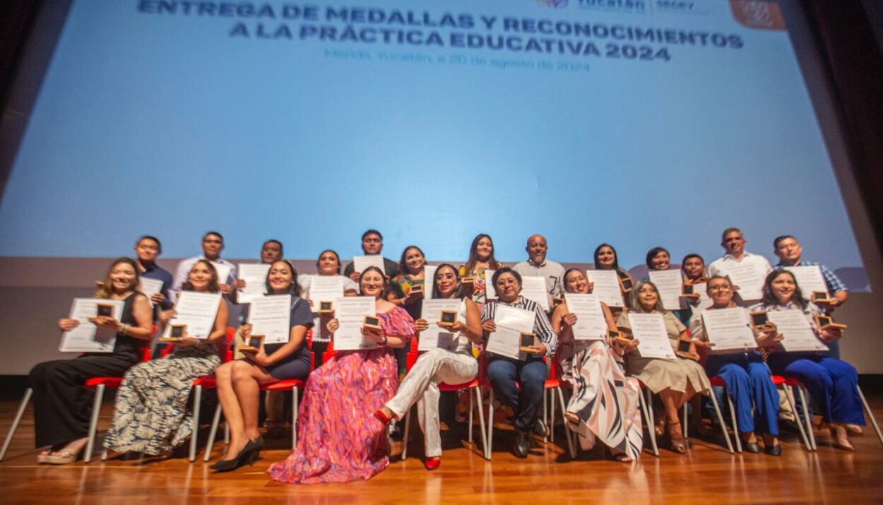 Reconocen a docentes destacados por su práctica educativa