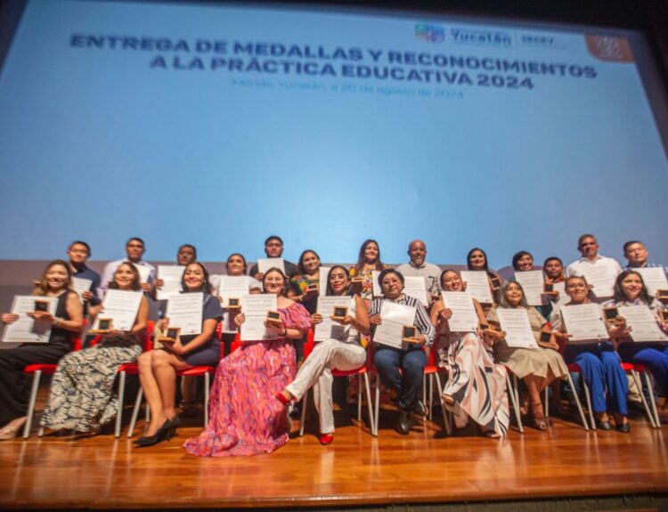 Reconocen a docentes destacados por su práctica educativa