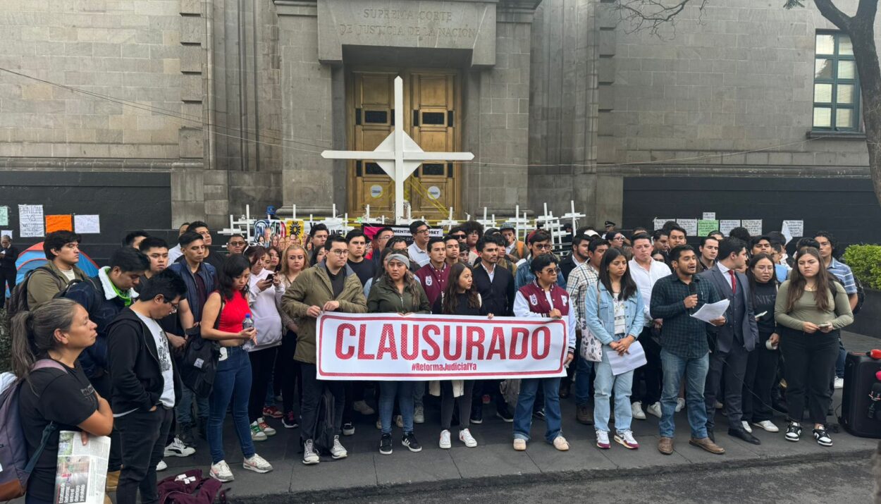 Jóvenes Exigen Reforma al Poder Judicial: Clausura Simbólica de la Suprema Corte