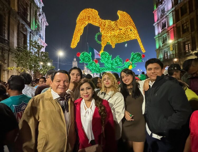 Acompaña Huacho Díaz Mena al presidente López Obrador en su último grito de independencia