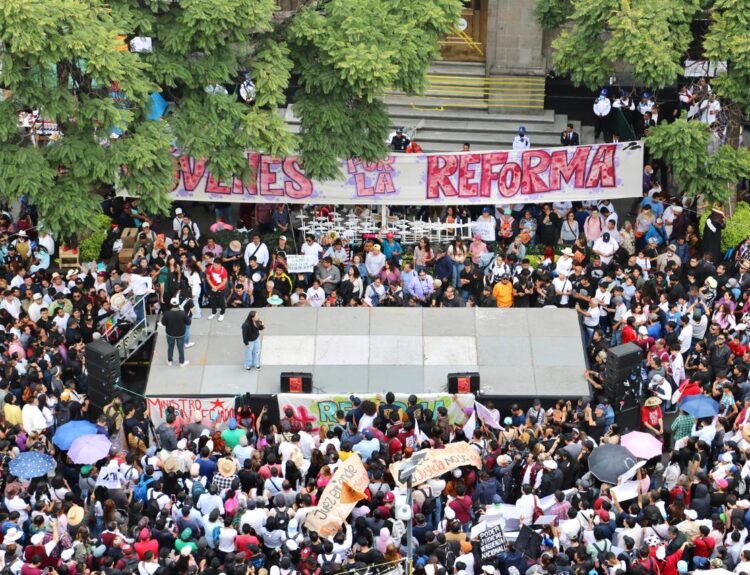 ABARROTAN CORTE JÓVENES A FAVOR DE LA REFORMA