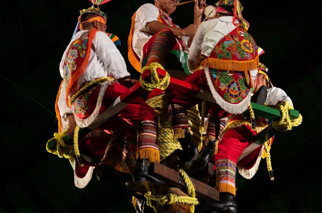 El nuevo episodio de “Portadores de Tradiciones” de Grupo Xcaret que desafía la gravedad y el olvido: “Voladores de Papantla”